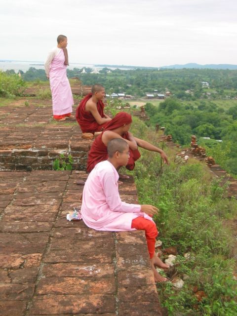 Mnche und Nonnen auf der Mingun Paya